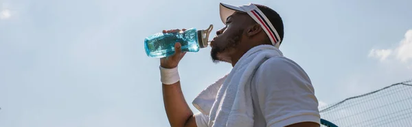 Low Angle View African American Sportsman Drinking Water Outdoors Banner — Stock Photo, Image