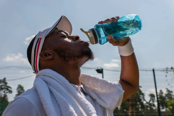 Zijaanzicht Van Afro Amerikaanse Sportman Drinkwater Buiten — Stockfoto