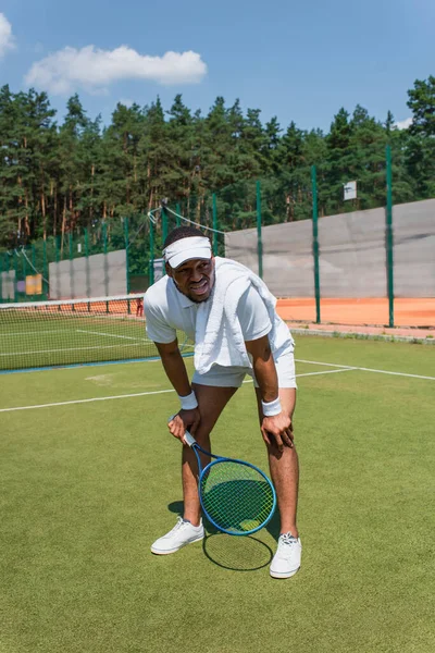 Cansado Afroamericano Deportista Sosteniendo Raqueta Tenis Cancha — Foto de Stock