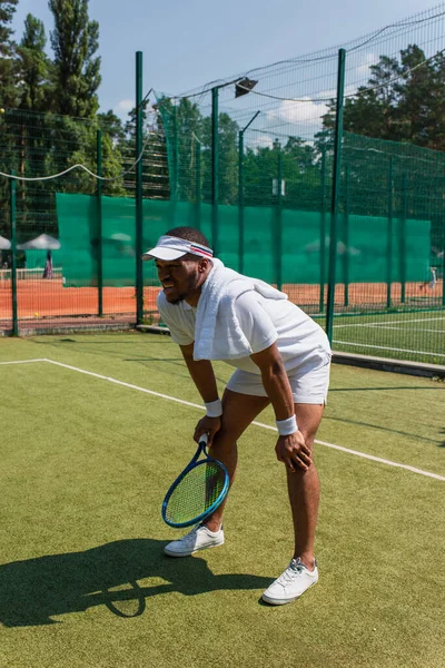 Cansado Deportista Afroamericano Con Toalla Raqueta Tenis Pie Cancha — Foto de Stock