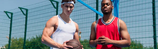 Міжрасові Баскетболісти Дивляться Камеру Ігровому Майданчику Банер — стокове фото