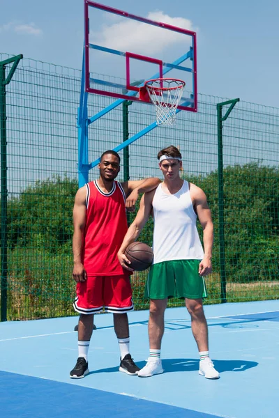 Giovani Giocatori Basket Multietnico Guardando Fotocamera Sul Parco Giochi — Foto Stock