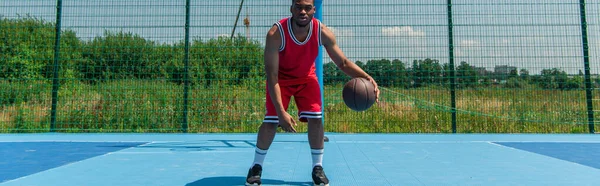 Deportista Afroamericano Con Pelota Baloncesto Mirando Cámara Patio Recreo Pancarta — Foto de Stock