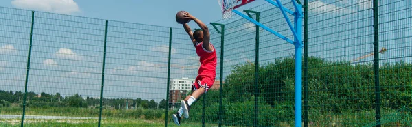Afrika Amerika Olahragawan Dengan Bola Basket Melompat Dekat Lingkaran Spanduk — Stok Foto