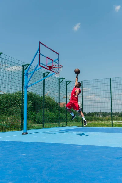 Side View African American Sportsman Jumping Hoop While Playing Basketball — Stock Photo, Image