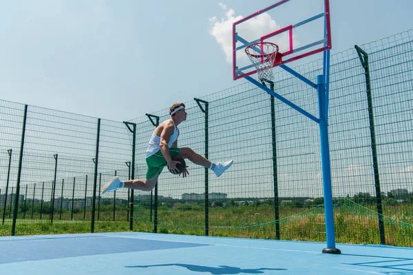 Vista Lateral Desportista Jogando Streetball Parque Infantil Livre — Fotografia de Stock