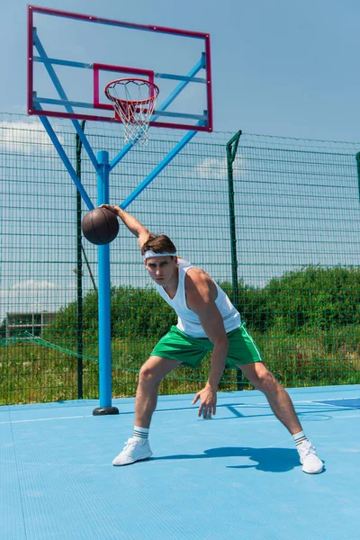 Młody Sportowiec Gra Streetball Patrzy Kamerę Świeżym Powietrzu — Zdjęcie stockowe