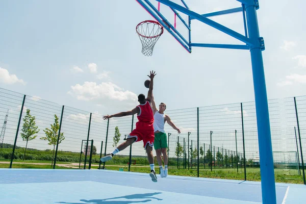 Wieloetniczni Mężczyźni Grający Streetball Placu Zabaw — Zdjęcie stockowe