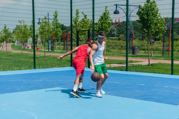 Amici Multietnici Che Giocano Streetball All Aperto — Foto Stock