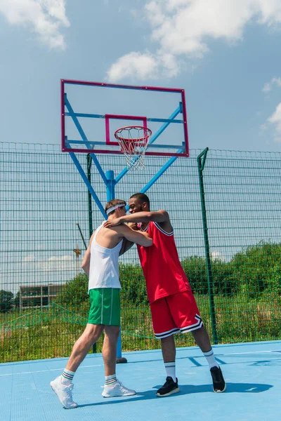 Esportistas Multiétnicos Abraçando Playground Streetball — Fotografia de Stock