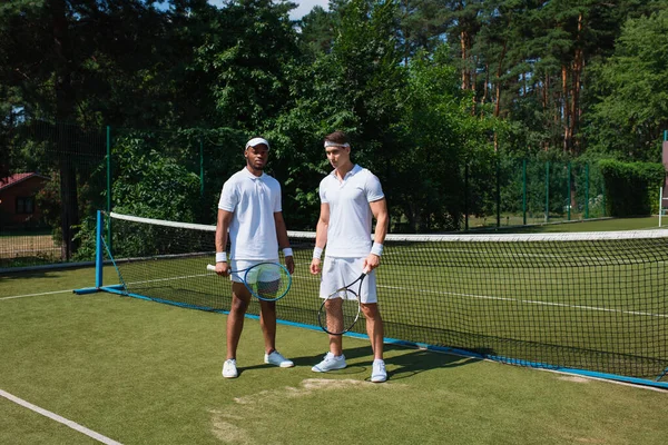 Jugadores Tenis Multiétnicos Con Raquetas Cerca Red Cancha — Foto de Stock