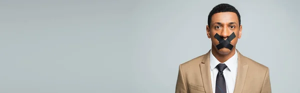 Африканский Американский Бизнесмен Скотчем Рту Изолирован Сером Баннер — стоковое фото