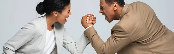 Seitenansicht Afrikanisch Amerikanischer Geschäftsfrau Und Mann Beim Armdrücken Auf Weißem — Stockfoto