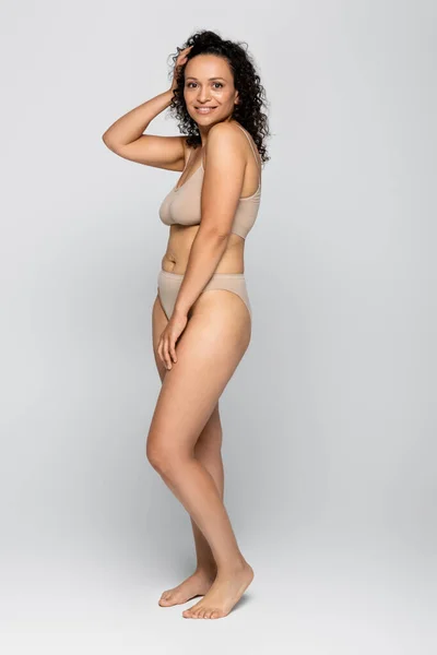 Leende Afrikansk Amerikansk Kvinna Underkläder Justera Hår Grå Bakgrund Kropp — Stockfoto