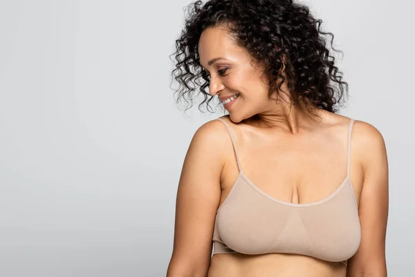 Vista Lateral Mulher Afro Americana Sorridente Sutiã Isolado Cinza Corpo — Fotografia de Stock