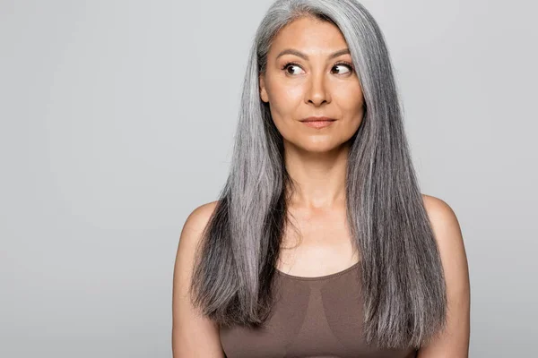 Grey Haired Asijské Žena Podprsenka Pohledu Pryč Izolovaný Šedý — Stock fotografie