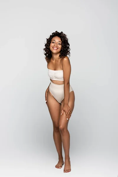Glad Afrikansk Amerikansk Kvinna Underkläder Poserar Grå Bakgrund — Stockfoto