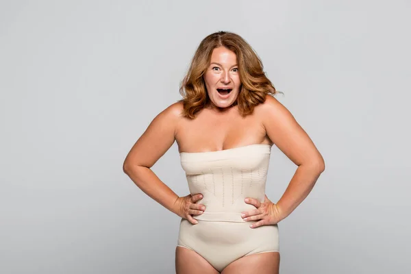 Verbazingwekkende Vrouw Met Overgewicht Kijken Naar Camera Geïsoleerd Grijs — Stockfoto