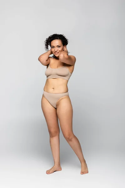 Donna Afroamericana Piedi Nudi Biancheria Intima Sfondo Grigio — Foto Stock