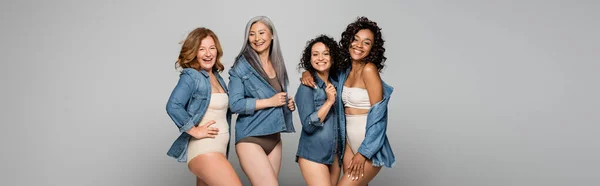 Mujeres Multiétnicas Positivas Lencería Camisas Mezclilla Aisladas Gris Pancarta — Foto de Stock