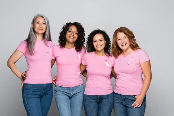 Mulheres Multiculturais Com Fitas Consciência Câncer Mama Abraçando Fundo Cinza — Fotografia de Stock