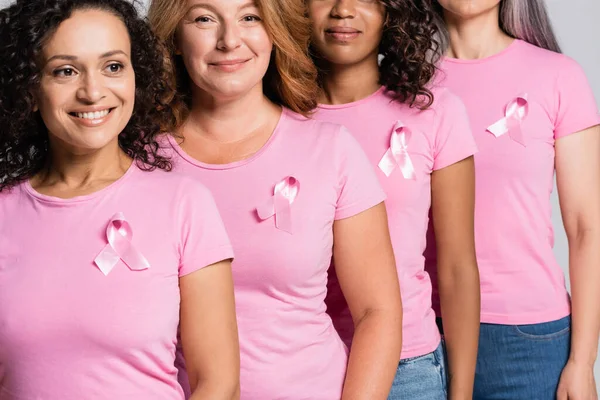 Mulheres Multiétnicas Sorridentes Com Fitas Consciência Câncer Mama Isoladas Cinza — Fotografia de Stock