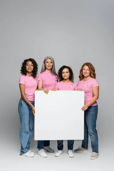 Mujeres Multiculturales Camisetas Rosas Con Cintas Con Pancarta Vacía Sobre — Foto de Stock