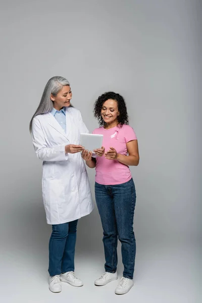 Alegre Asiático Médico Segurando Tablet Digital Perto Africano Americano Paciente — Fotografia de Stock