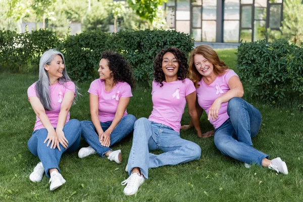 Mujeres Multiétnicas Sonrientes Con Cintas Conciencia Sobre Cáncer Mama Sentadas — Foto de Stock