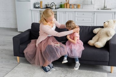 Tulle etekli kadın prenses kostümlü kız.
