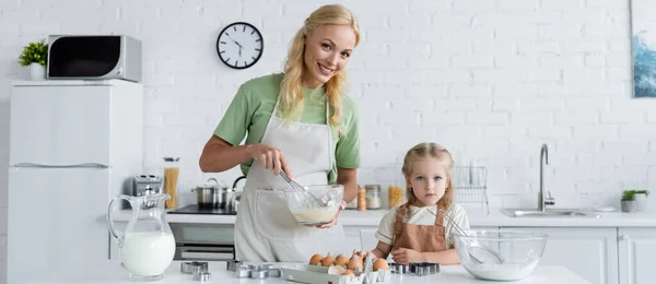 Mãe Sorridente Misturando Ingredientes Tigela Enquanto Cozinha Com Filha Cozinha — Fotografia de Stock