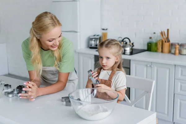 Child Apron Holding Cookie Cutter Happy Mom Bowl Flour — Stock Photo, Image