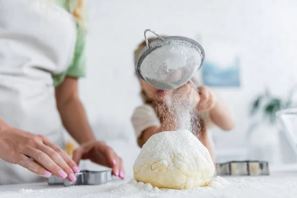 Menina Borrada Peneirando Farinha Massa Perto Mãe Cozinha — Fotografia de Stock