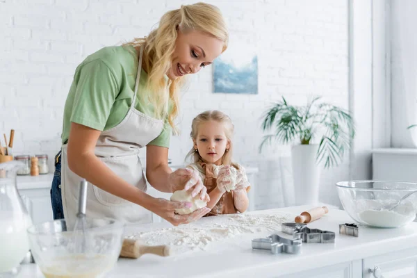 Mulher Criança Amassando Massa Enquanto Cozinham Juntos Cozinha — Fotografia de Stock