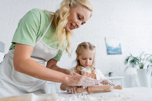 Ragazza Rotolamento Pasta Vicino Sorridente Mamma Cucina — Foto Stock