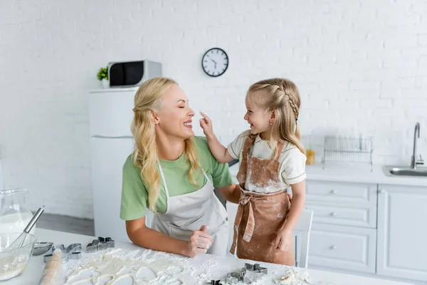Veselé Dítě Dotýkání Nosu Šťastné Matky Zatímco Baví Blízkosti Kuchyňského — Stock fotografie