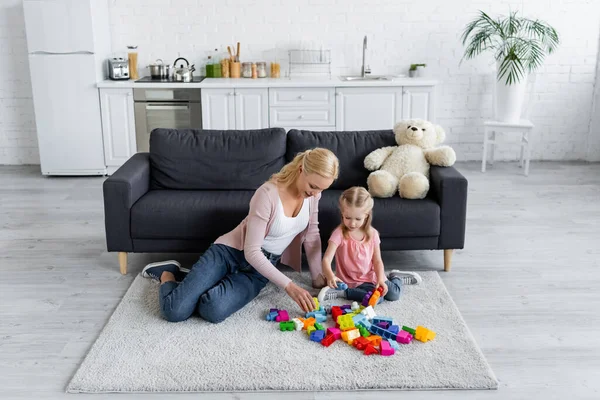 Madre Niño Jugando Con Bloques Construcción Cerca Oso Peluche Sofá — Foto de Stock