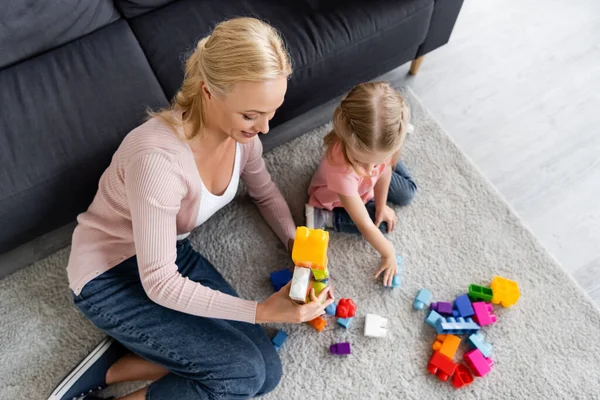 Vista Ángulo Alto Del Niño Madre Jugando Con Bloques Construcción — Foto de Stock