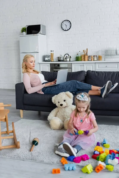 Chica Juguete Corona Jugando Suelo Cerca Mamá Trabajando Ordenador Portátil — Foto de Stock