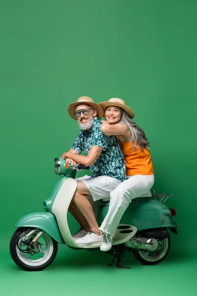 Interracial Couple Âge Moyen Paille Chapeaux Souriant Cyclomoteur Équitation Sur — Photo