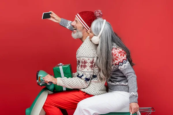 Felice Matura Coppia Interrazziale Maglioni Prendendo Selfie Mentre Guida Motorino — Foto Stock