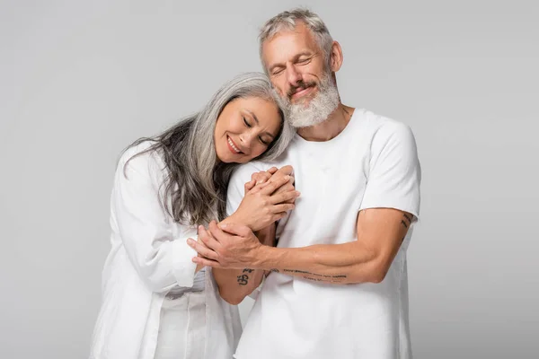 Glückliches Gemischtrassiges Und Reifes Paar Mit Geschlossenen Augen Händchen Haltend — Stockfoto