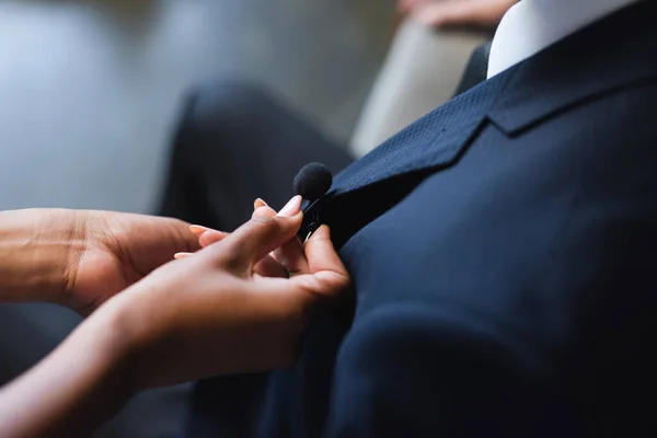 Vista Ritagliata Assistente Afro Americano Regolazione Microfono Tuta Uomo Affari — Foto Stock