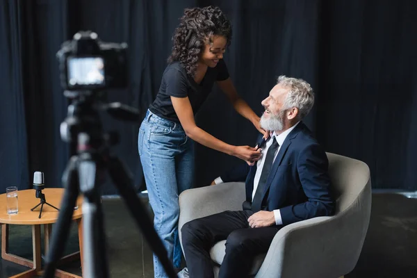 Glad Afrikansk Amerikansk Assistent Justera Mikrofon Kostym Affärsman Nära Suddig — Stockfoto