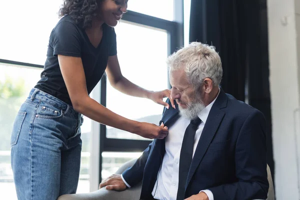 Assistente Afroamericano Allegro Che Aggiusta Microfono Causa Uomo Affari Studio — Foto Stock