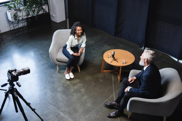 Mutlu Afro Amerikan Gazetecilerin Röportaj Stüdyosunda Konuklarla Konuştuğu Yüksek Açı — Stok fotoğraf