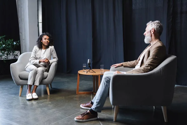 Afrikaans Amerikaanse Journalist Gesprek Met Bebaarde Zakenman Zittend Fauteuil Tijdens — Stockfoto