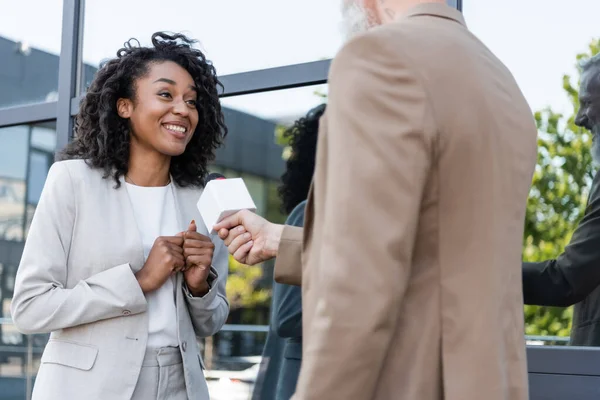 Reportera Con Micrófono Haciendo Reportaje Con Feliz Mujer Negocios Afroamericana — Foto de Stock