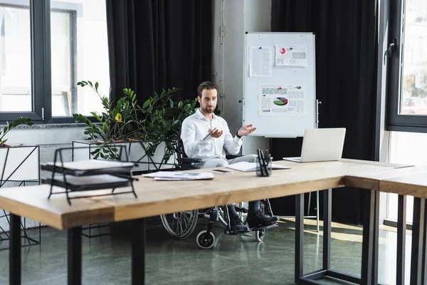 Homme Affaires Handicapé Pointant Avec Les Mains Pendant Vidéoconférence Sur — Photo