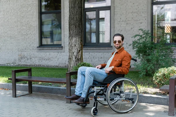 Kentsel Caddede Kameraya Gülümseyen Tekerlekli Sandalyedeki Genç Adam — Stok fotoğraf